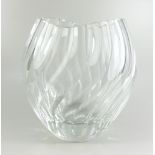 Kristallvase mit Wellenschliff, um 1970, H.22,5cm, B.20cm, massive Vase mit breitem Schälschliff,