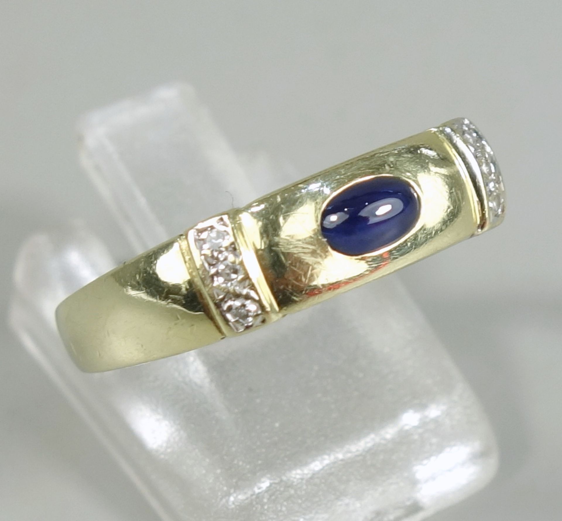 Ring mit Saphir und Brillanten, 585er Gold, Gew.3,44g, zentraler, ovaler Saphircabochon, seitlich