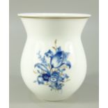 Vase mit Deutscher Blume, Aquatinta, Meissen, nach 1934, H.12cm, unterglasurblaue Schwertermarke mit