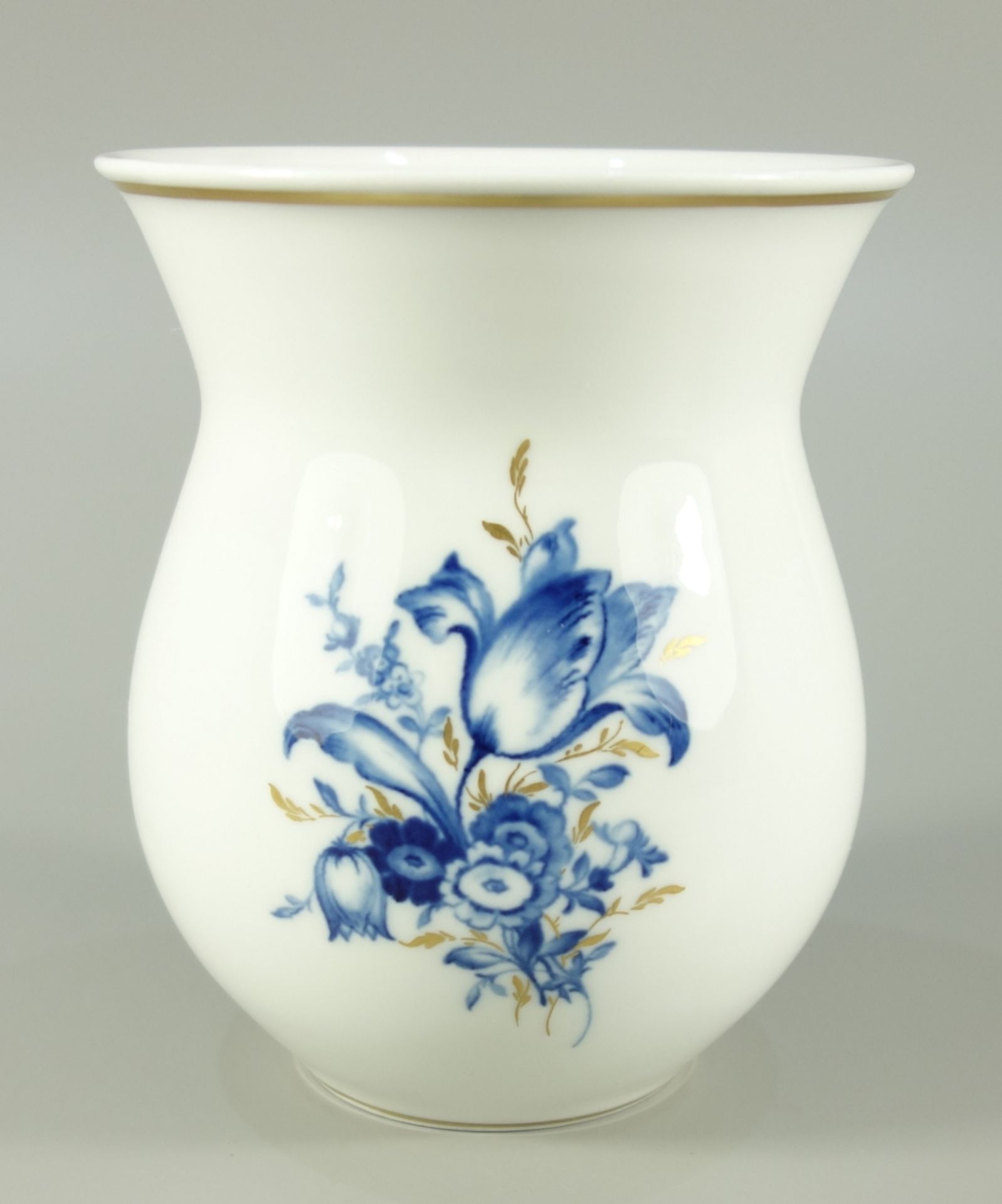 Vase mit Deutscher Blume, Aquatinta, Meissen, nach 1934, H.12cm, unterglasurblaue Schwertermarke mit