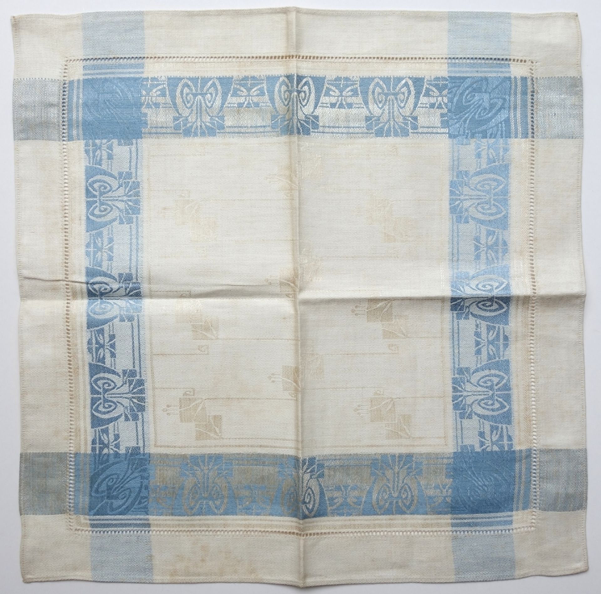 Decke mit 6 Servietten, eingewebtes, hellblaues Muster im Stil von Peter Behrens, Jugendstil, um - Bild 2 aus 2