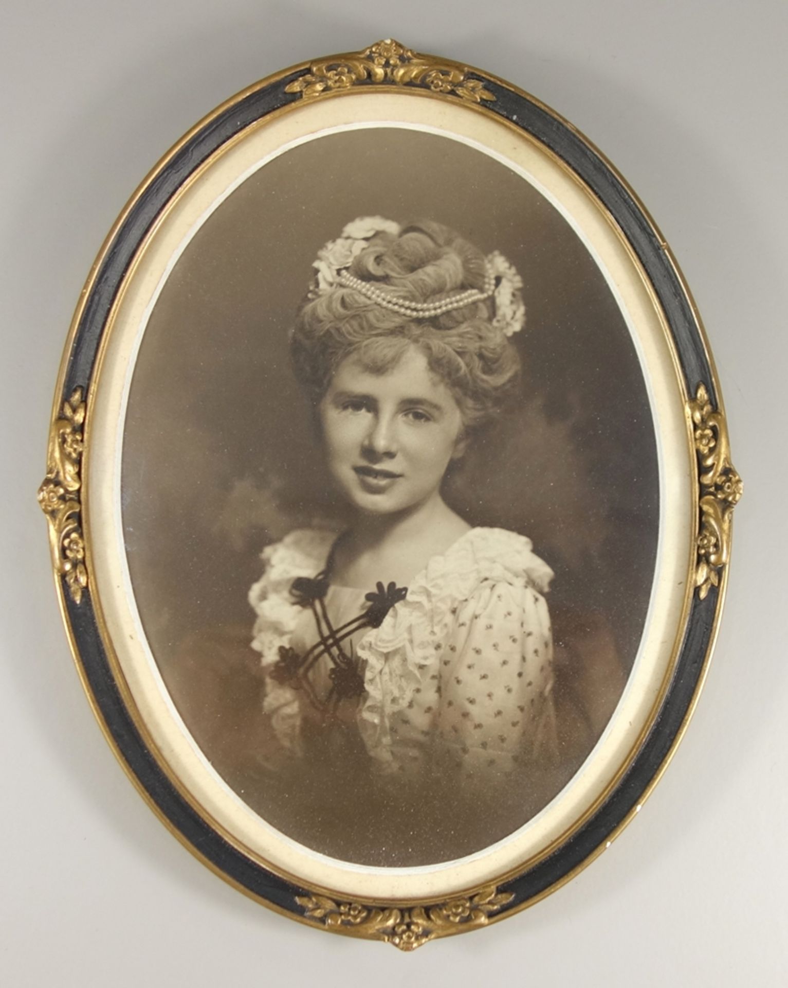 ovaler Rahmen mit Foto einer Dame, Albert Meyer, Hannover, Hof-Photograph, Anfang 20.Jh.,