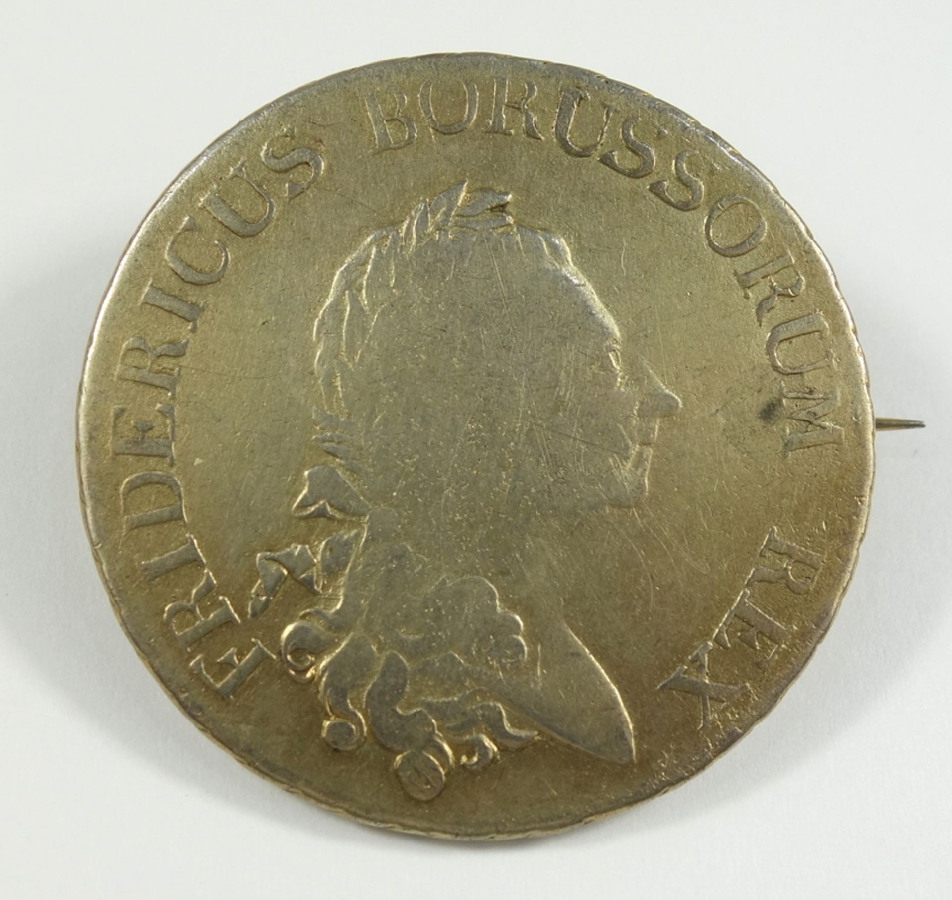 Brosche "Ein Reichsthaler 1786" König Friedrich der Große - Sterbetaler, Silber mit Resten von