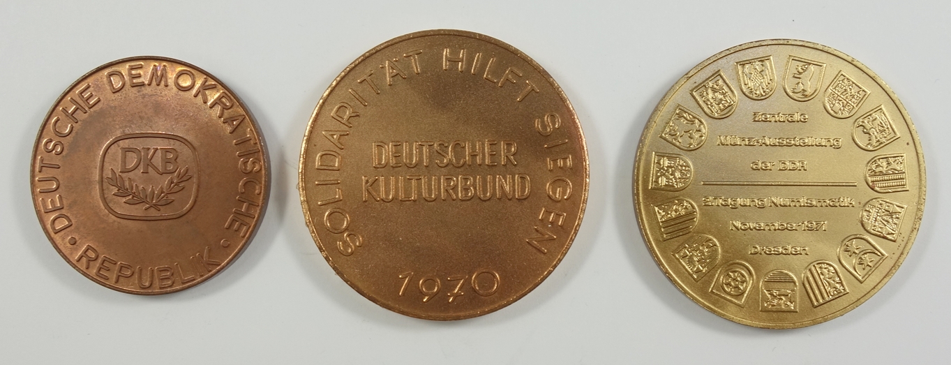 3 Medaillen, DDR: "Vietnam siegt" Deutscher Kulturbund 1970; "1.Zentrale Tagung Numismatik" - Image 2 of 2