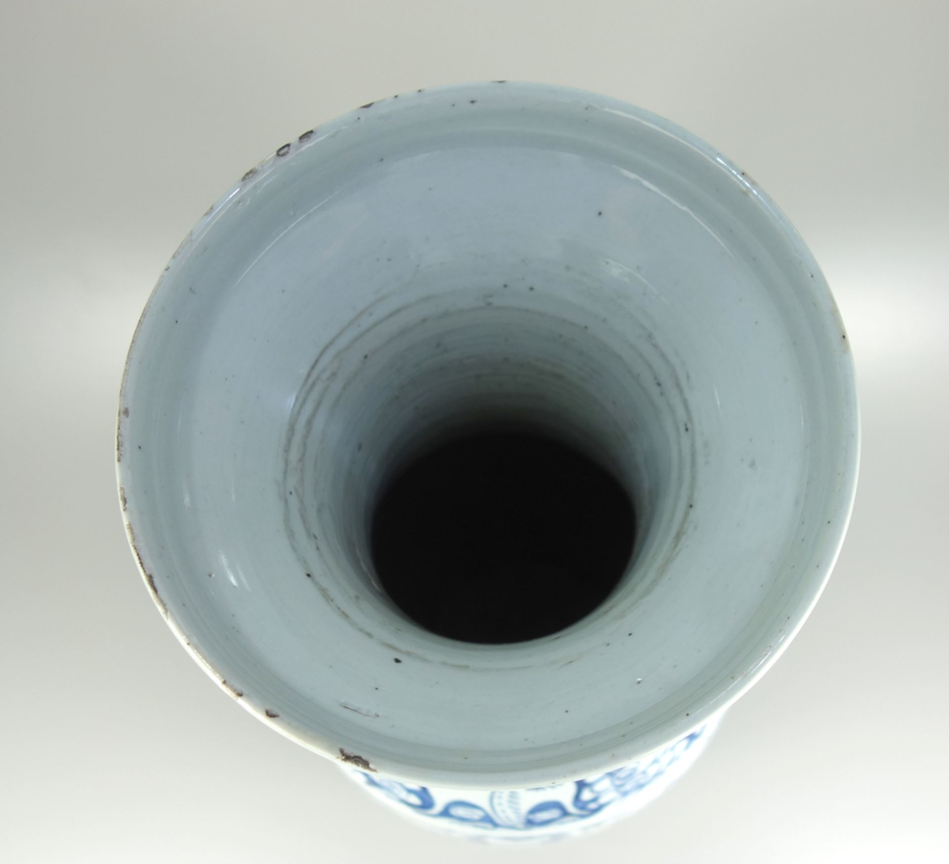 Bodenvase "Doppelglück", China, Qing-Dynasty, Bemalung in Blau und Weiß, leicht ovoider Korpus, - Bild 5 aus 5