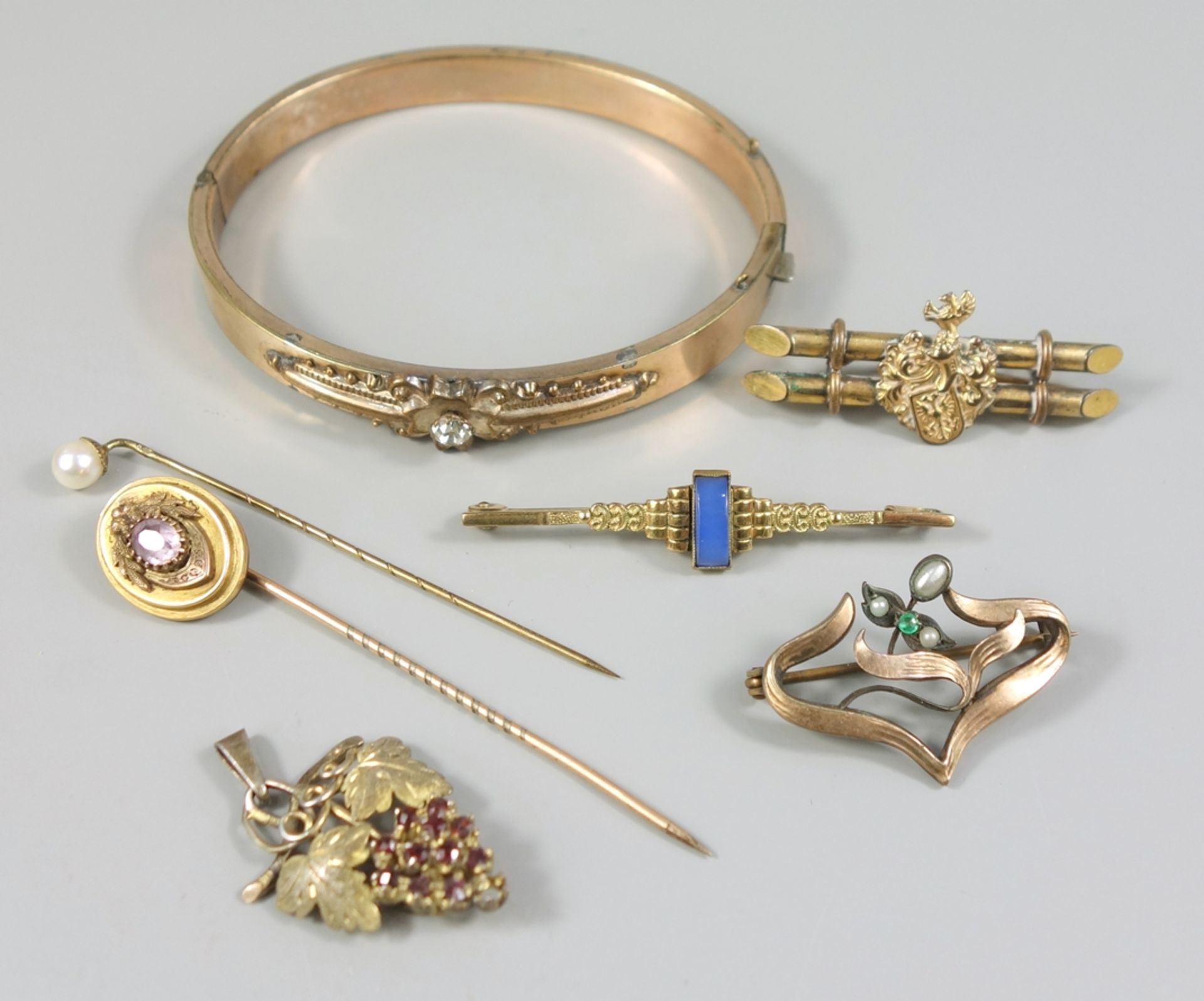 Konvolut Modeschmuck, um 1900, tlw.Doublé; u.a. 2 Broschen, L.4-5cm; Anhänger "Weintraube" mit