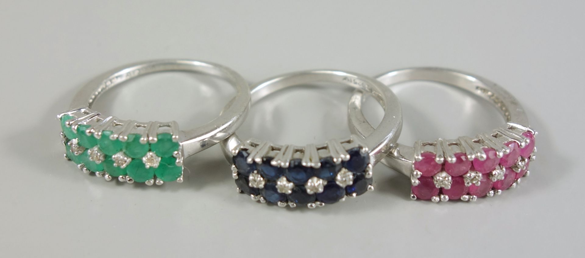 3 Ringe, 925er Silber mit Edelsteinbesatz, Gew.9,41g, jeweils 10 Saphire, Smaragde und Rubine,