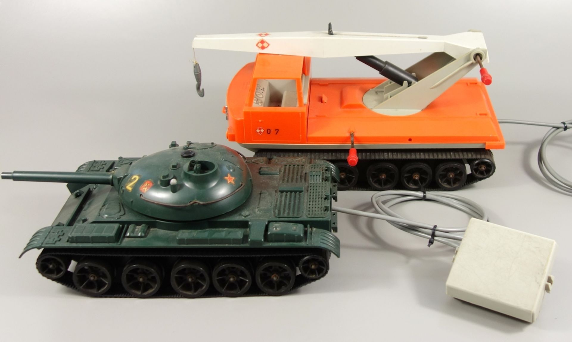 kabelgesteuerter Panzer "T62" und Kettenfahrzeug "Mars", DDR, bespielt, unvollständig; - Bild 2 aus 2