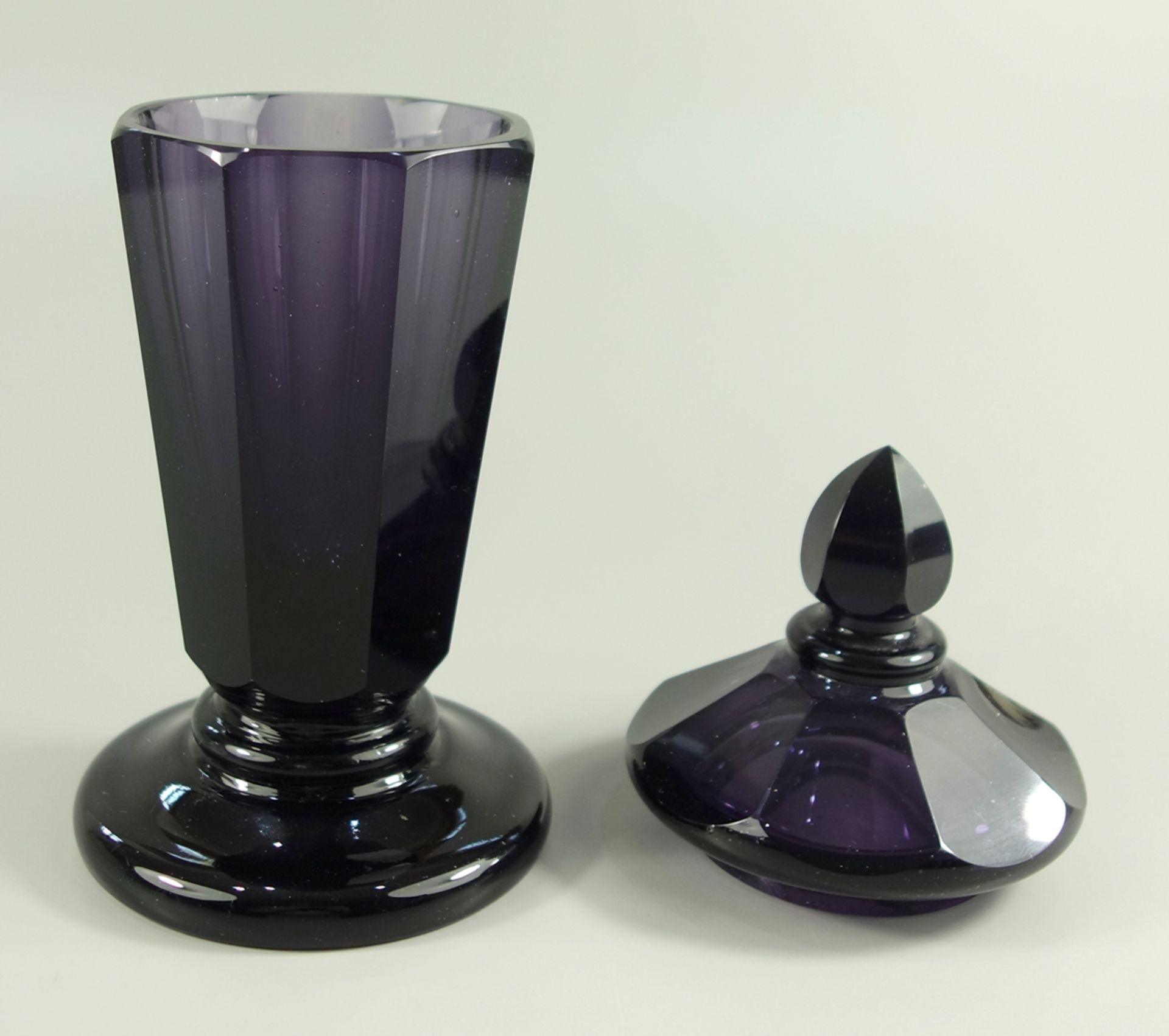 Deckelpokal, attr. Ludwig Moser, Karlsbad, um 1915/20, H.14,5cm, violettes Glas, massiver - Bild 2 aus 2