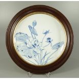 Porzellanteller mit Blaumalerei "Lotusblumen und Insekten", gerahmt, wohl Mitte 20.Jh., Teller-D.