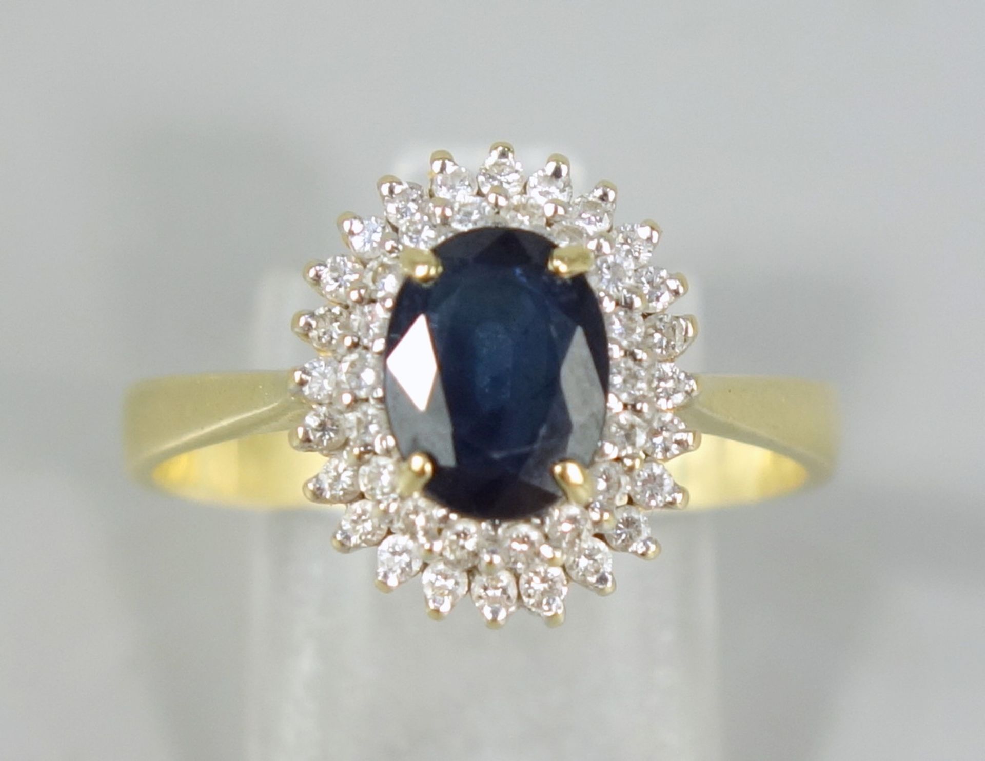 Saphir-Brillant-Ring, 750er Gold, Gew.5,36g, ovaler, facettierter Saphir, umrahmt von 44 - Bild 2 aus 2