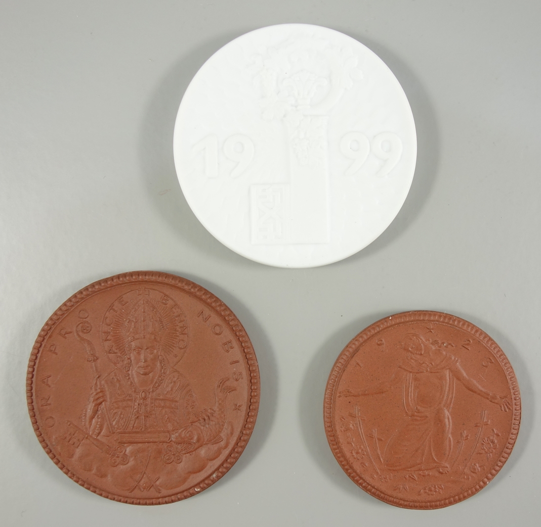 3 Medaillen, Meissen: Kriegergedächtnisstätte, Porzellanlotterielos 59895 im Originaletui;