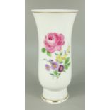 Vase mit Blumenbukett, Meissen, nach 1934, H.20,6cm, unterglasurblaue Schwertermarke mit 2