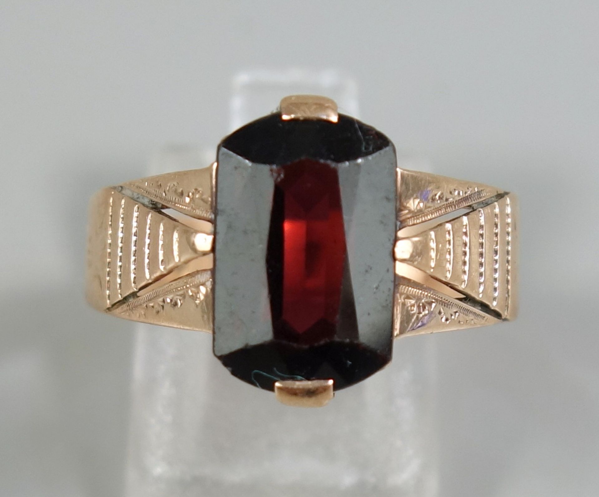 Ring mit Almandin, 585er Rotgold, um 1910, Gew.3,84g, facettierter Almandin in Krappenfassung,