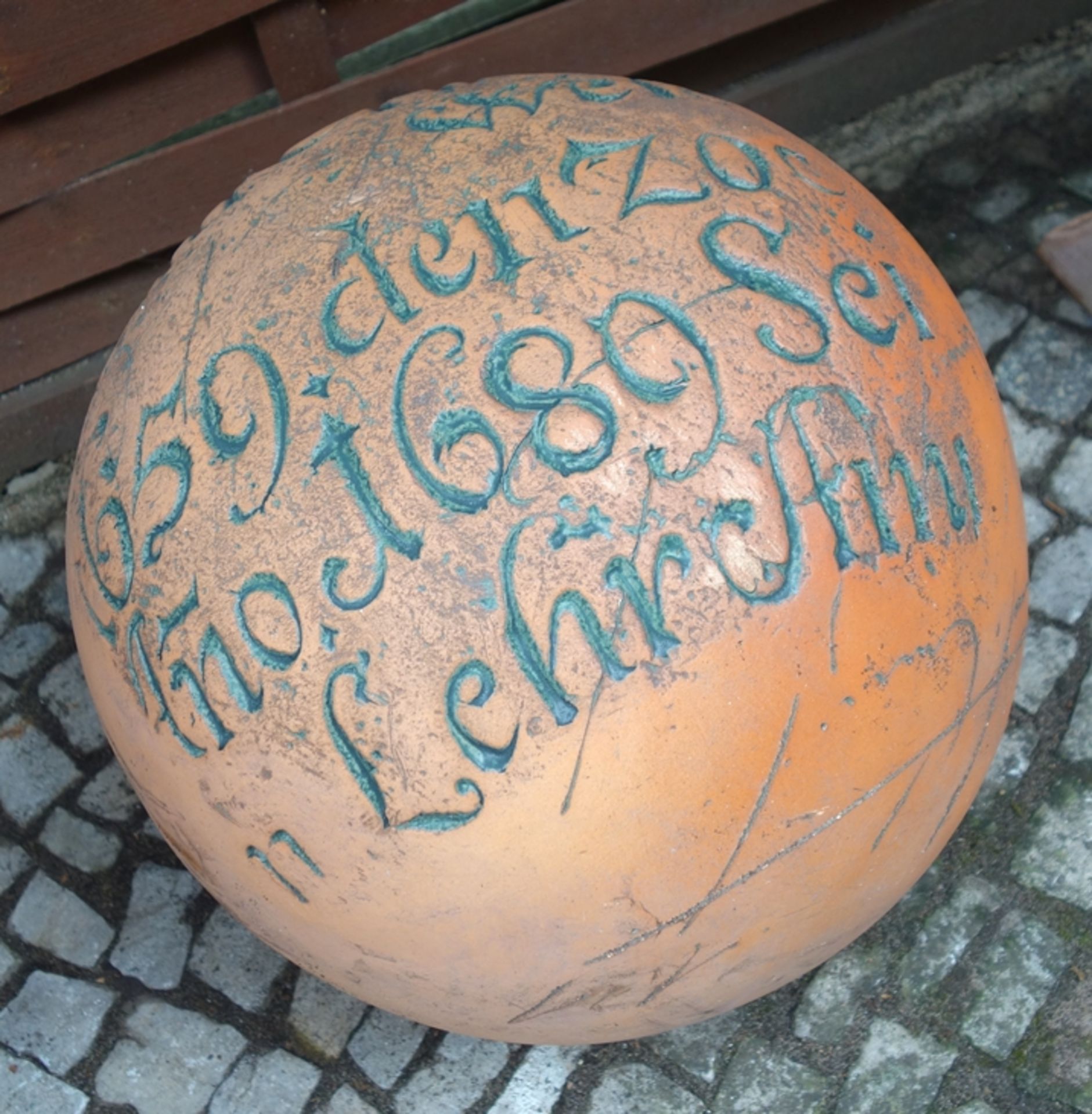 große Kugel mit Inschrift, Terrakotta, 2.Hälfte 20.Jh., D.ca.40cm, Außen- und