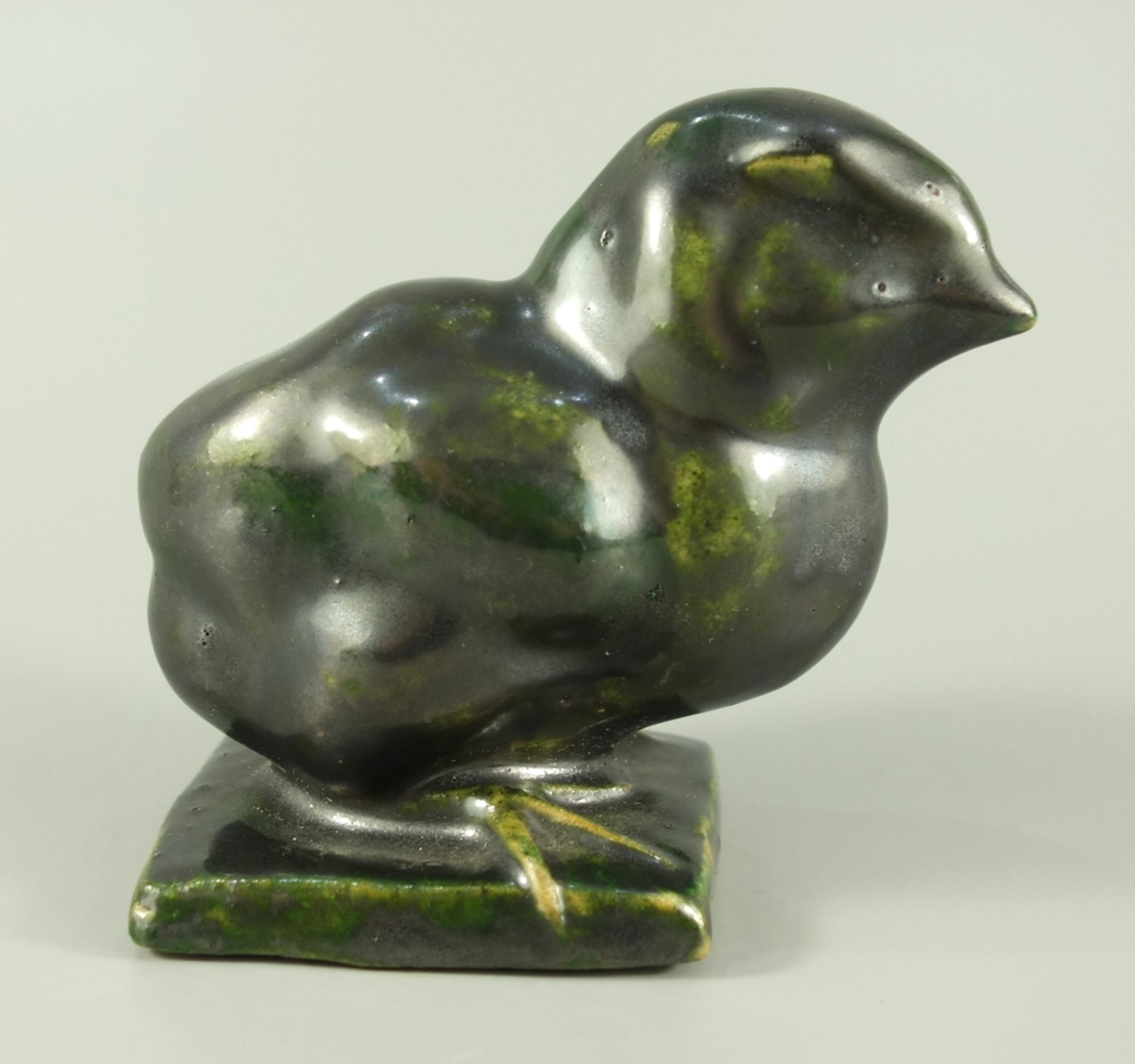 Küken, mit Original-Etikett "PLASTIK PAS-KERAMIK Oldenburg", 1930er Jahre H.8cm, braun glasiert,