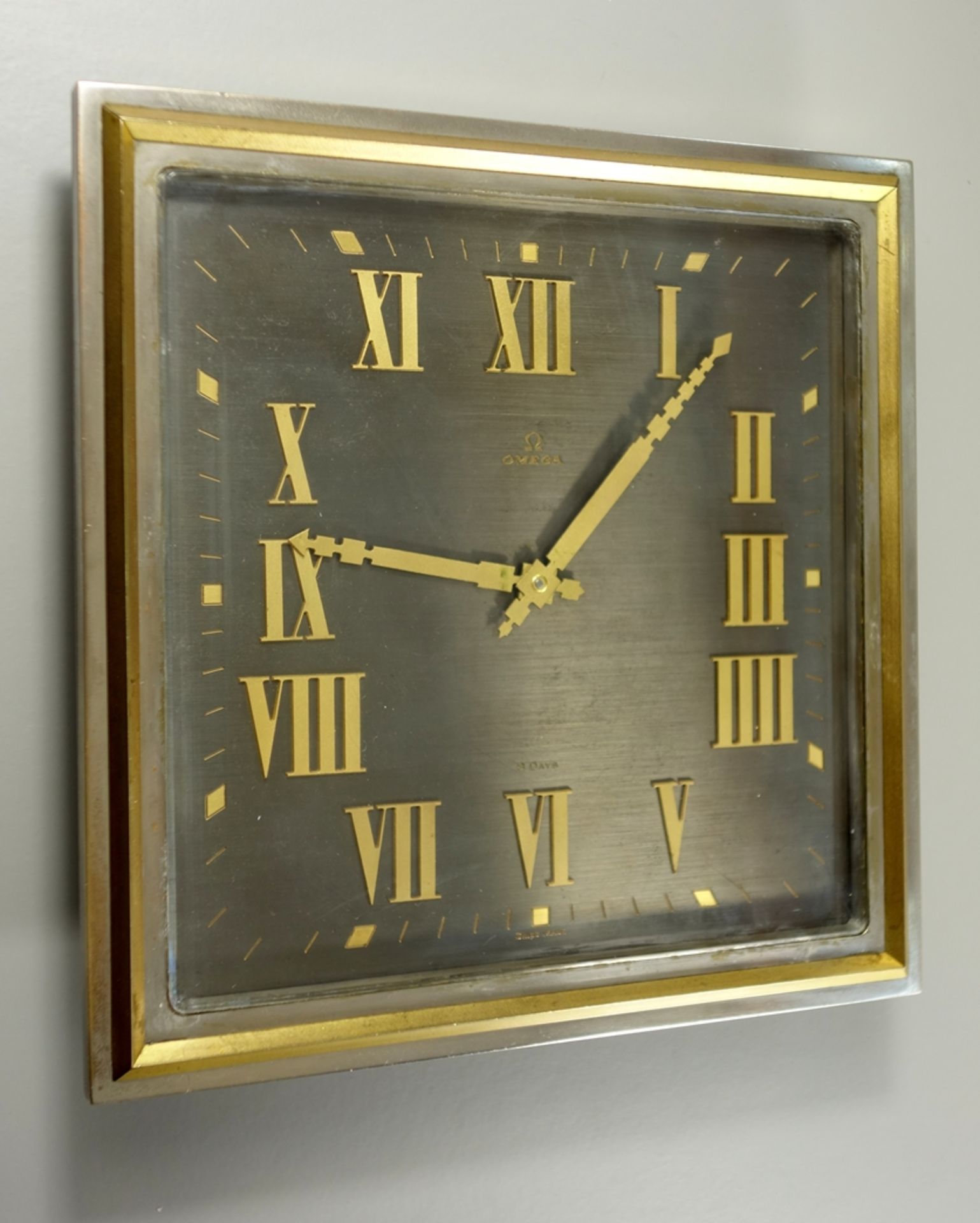 Tischuhr mit 8-Tage-Werk, OMEGA, 2.Hälfte 1920er Jahre, Art déco, vernickeltes quadratisches - Bild 2 aus 6