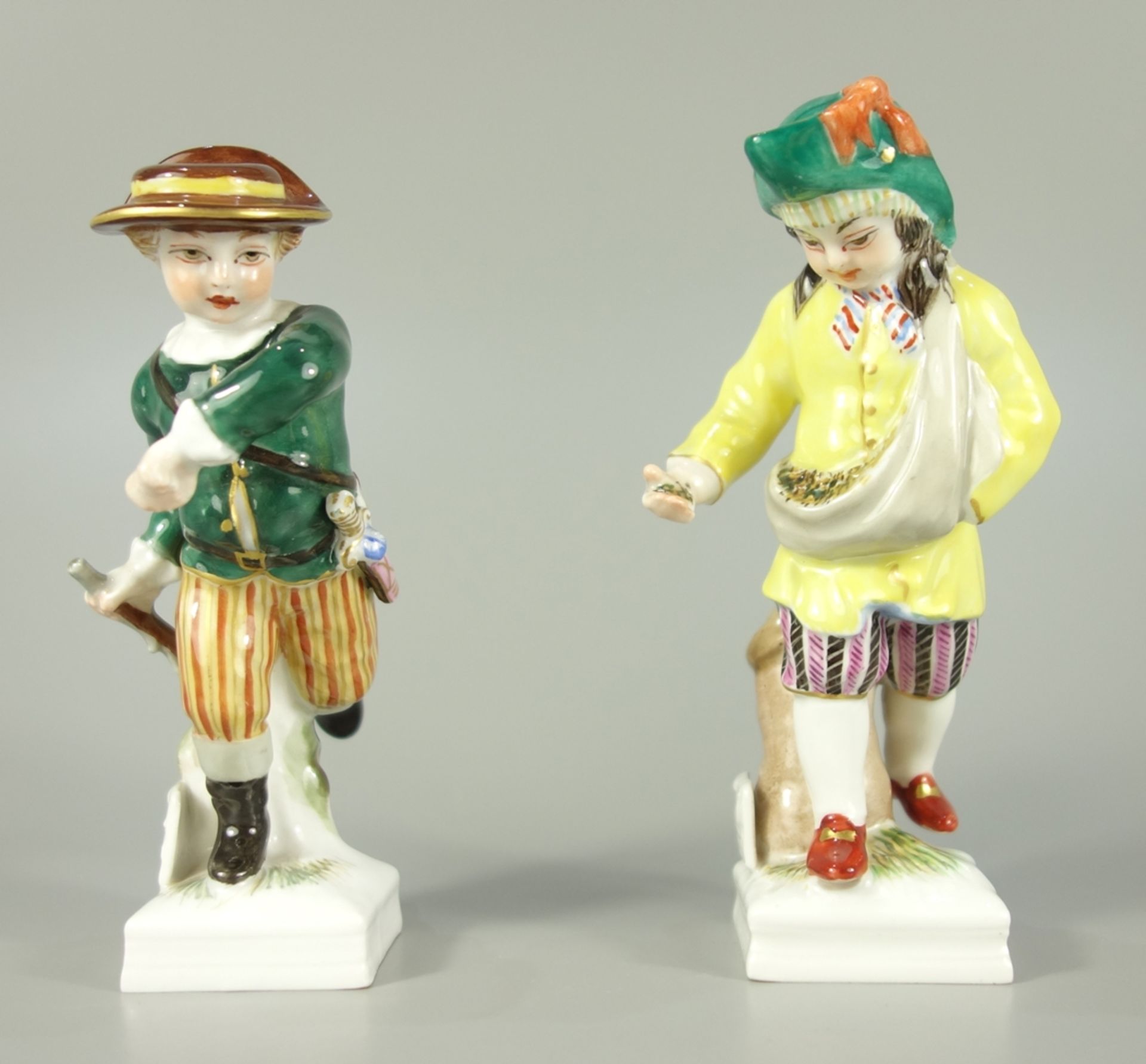 2 Monatsfiguren, April / Stier und November / Schütze, KPM Berlin, Mitte 20.Jh., H.11,2cm und 11,