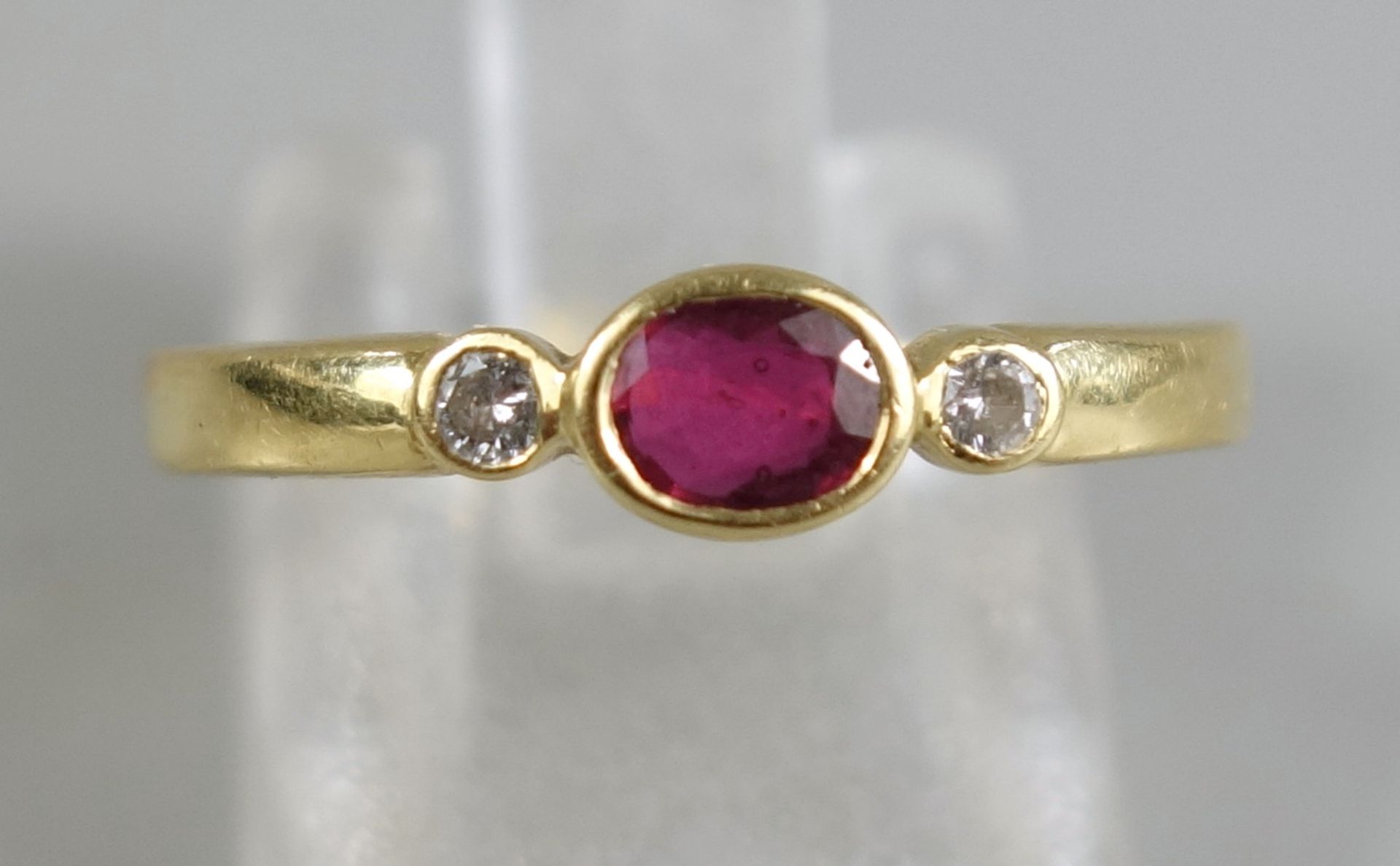 zierlicher Ring mit Rubin und Diamanten, 750er Gold, Gew.1,92g, ovaler, facettierter, horizontal