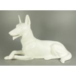 Liegender Schäferhund, Max Roesler, Darmstadt 1930-31, Keramik, L.ca.40cm, Modell-Nr-0764, farblos