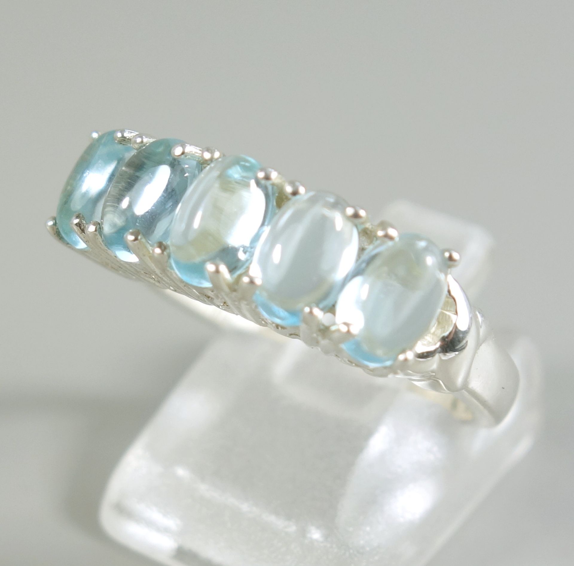 Ring mit 5 Blautopasen, 925er Silber, Gew.3,97g, himmelblaue, helle, klare, ovale Cabochons,