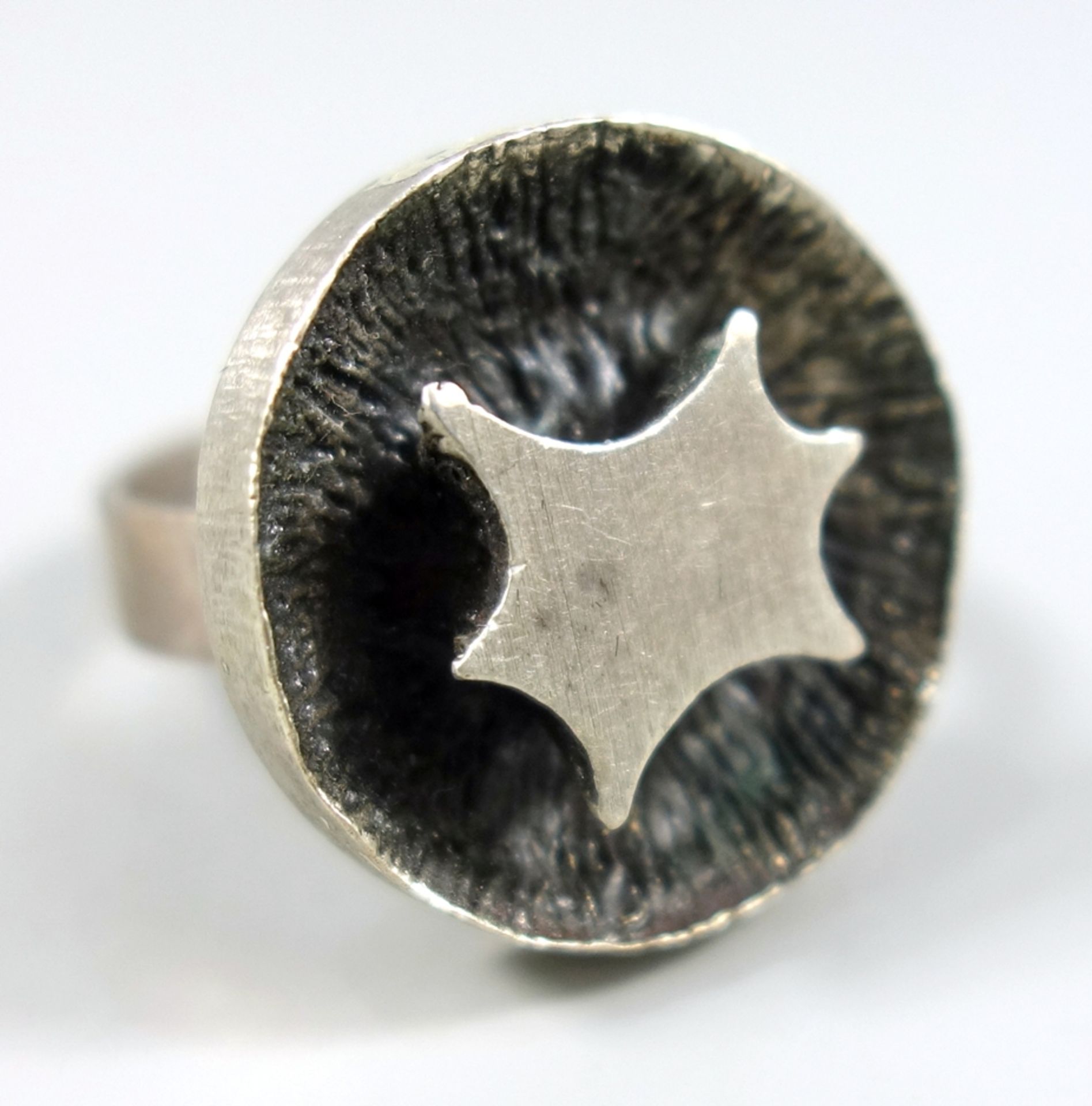 Ring, rund mit sternartigem Mittelteil, 835er Silber, Gew.10,6g, ungedeutete Meisterpunze,