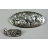 2 silberne Broschen, Gew.16,1g, ovale Säge-Handarbeit, 800er Silber, Blütendekor, L.6cm; gewölbte