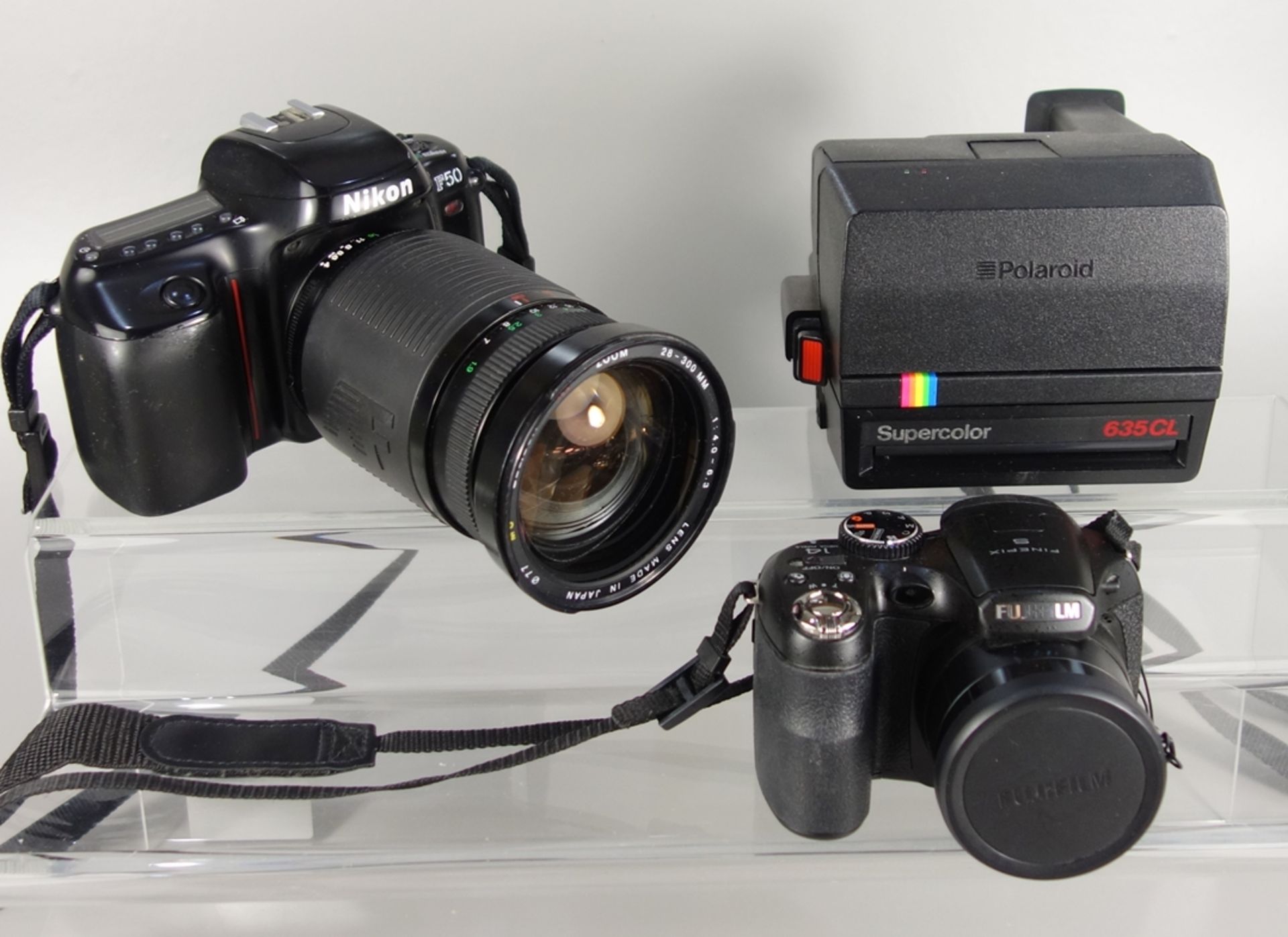 Konvolut mit 3 Fotokameras, 1990er Jahre: Nikon F50, analoge Spiegelreflexkamera mit Objektiv