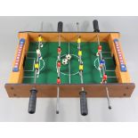 Fußball-Tischkicker, neuwertig, H*B*T 9*50*35cm, Holz/Kunststoff/Metall, dabei 2 Füßbälle; Furnier