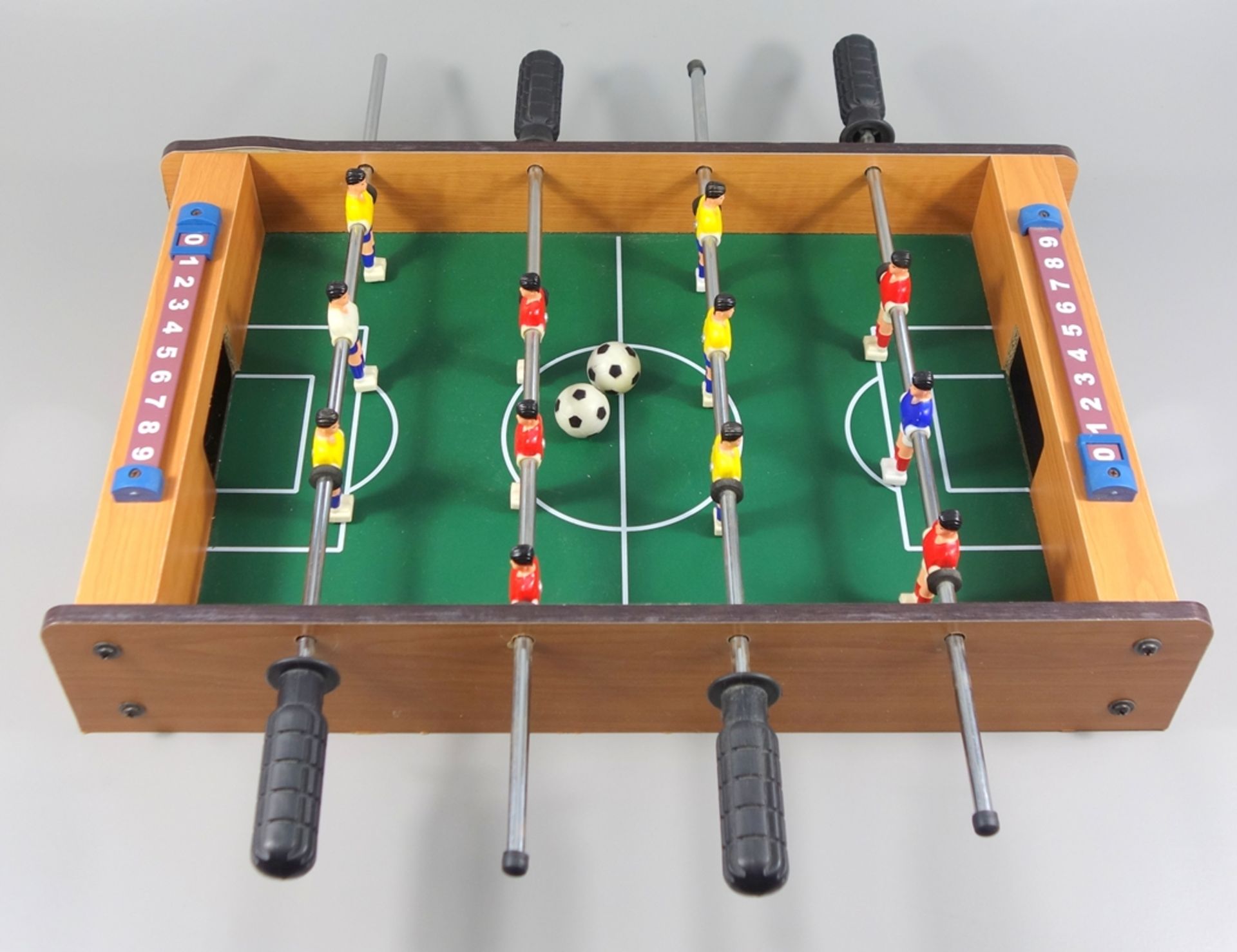 Fußball-Tischkicker, neuwertig, H*B*T 9*50*35cm, Holz/Kunststoff/Metall, dabei 2 Füßbälle; Furnier