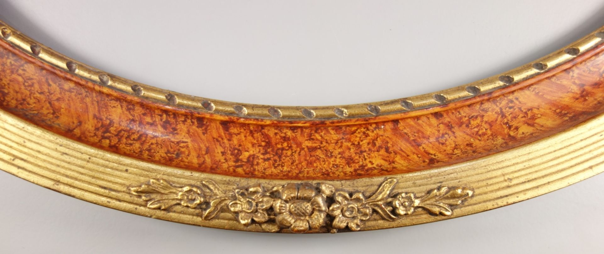 ovaler Goldstuckrahmen mit Wurzelholzdekor, 1.Hälfte 20.Jh., Gesamt-H*B 60*49cm, für Gemälde-H*B - Bild 2 aus 2