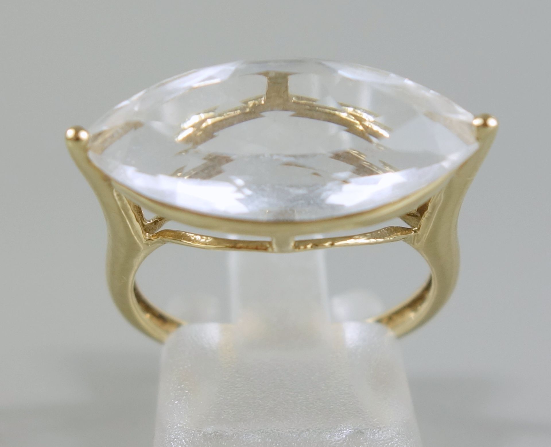 Ring mit Bergkristall, 375er Gold, Gew.3,71g, spitz-ovaler, facettierter, horizontal gestellter - Bild 2 aus 2