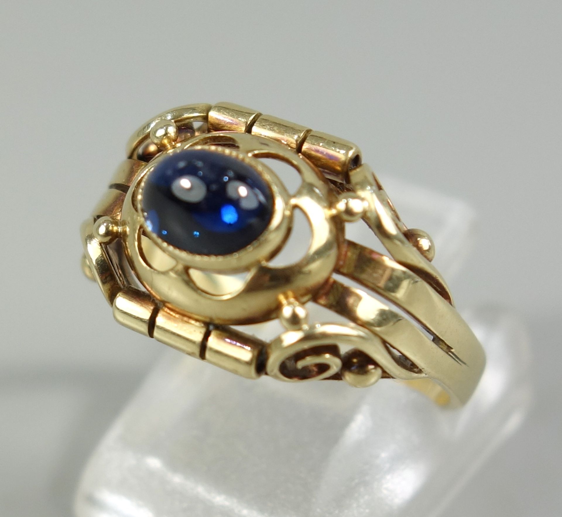 Ring mit Saphircabochon, 585er Gelbgold, 1920er Jahre, Gew.3,77g, horizontal gestellter Cabochon