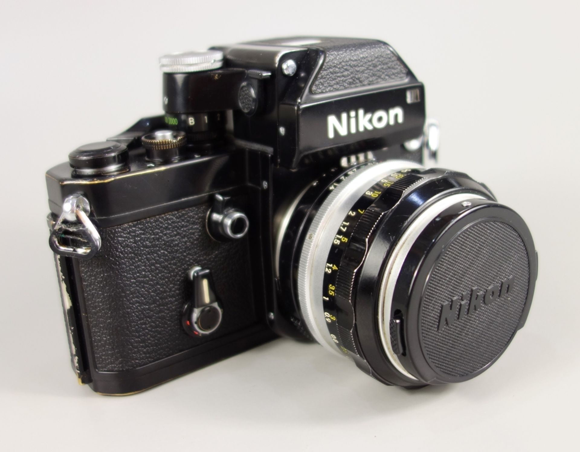 Nikon F2 Photomic, Spiegelreflexkamera, schwarz, 1970er Jahre, Serien-Nr. 7240495, mit Objektiv