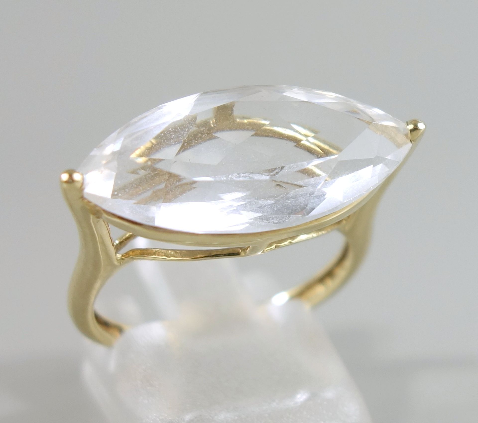 Ring mit Bergkristall, 375er Gold, Gew.3,71g, spitz-ovaler, facettierter, horizontal gestellter