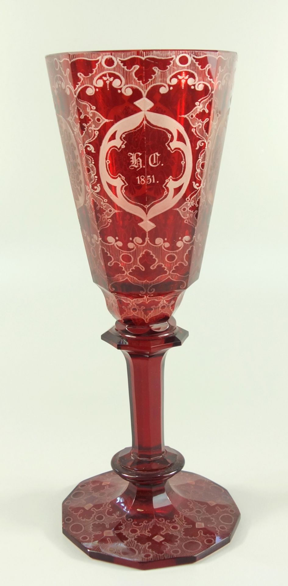 großes Pokalglas, rubinrot überfangen, wohl Haida, um 1860/70, H.25,7cm, zum facettierten