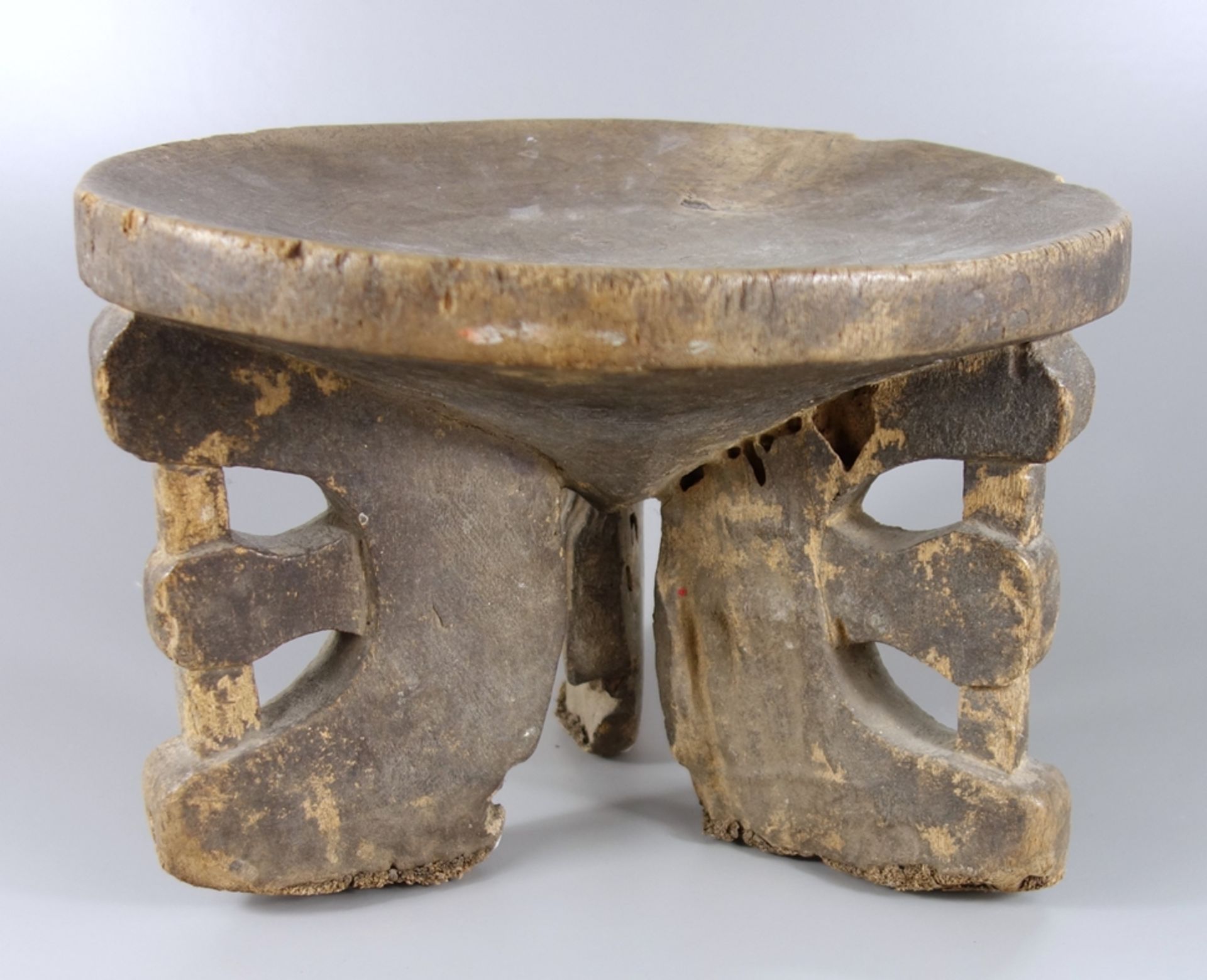 Sitz / Hocker, Afrika, H.21cm, D.25,5cm, dreifüßiger Stand, leicht gewölbte Platte,