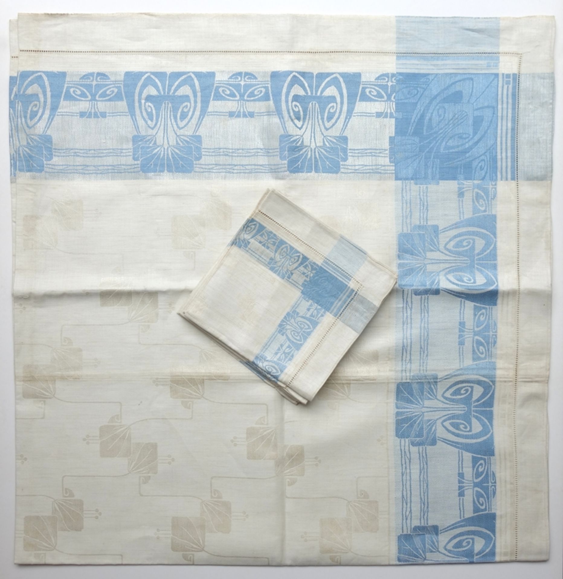Decke mit 6 Servietten, eingewebtes, hellblaues Muster im Stil von Peter Behrens, Jugendstil, um
