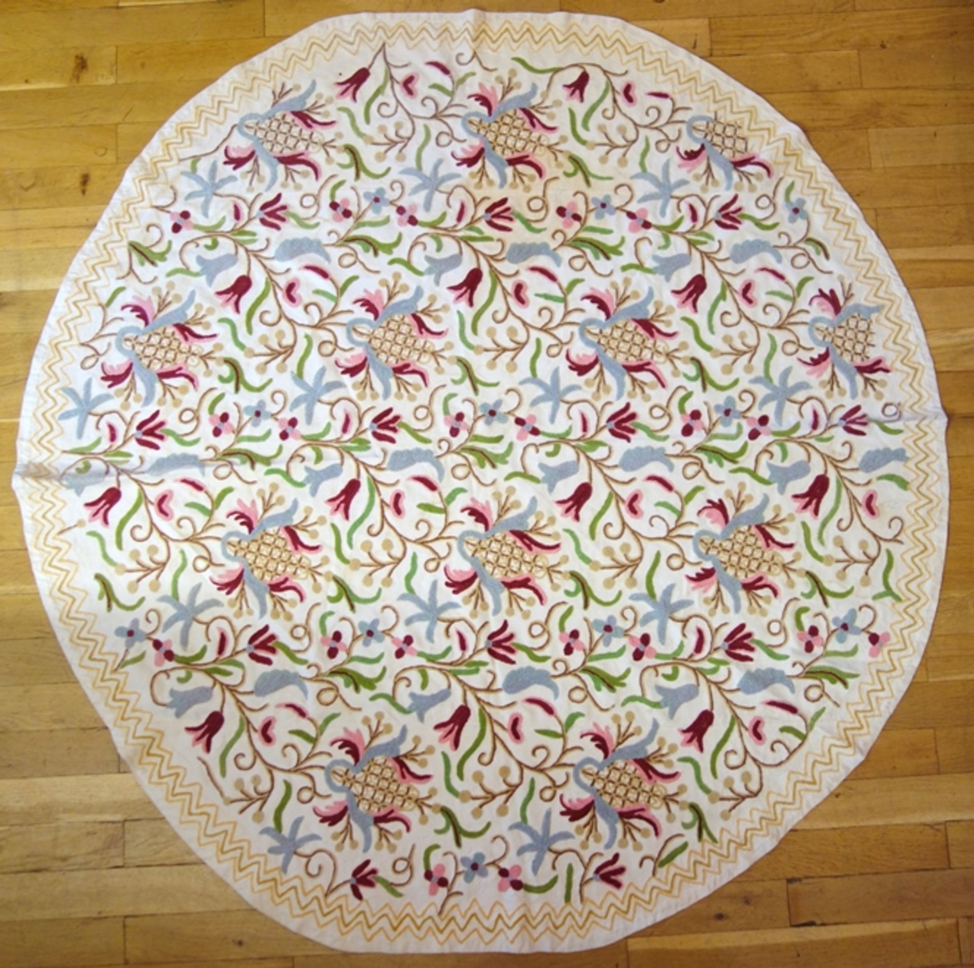 runde Tischdecke mit floraler Wollstickerei, wohl um 1950, D.140cm, Stickerei im Maschenstich,