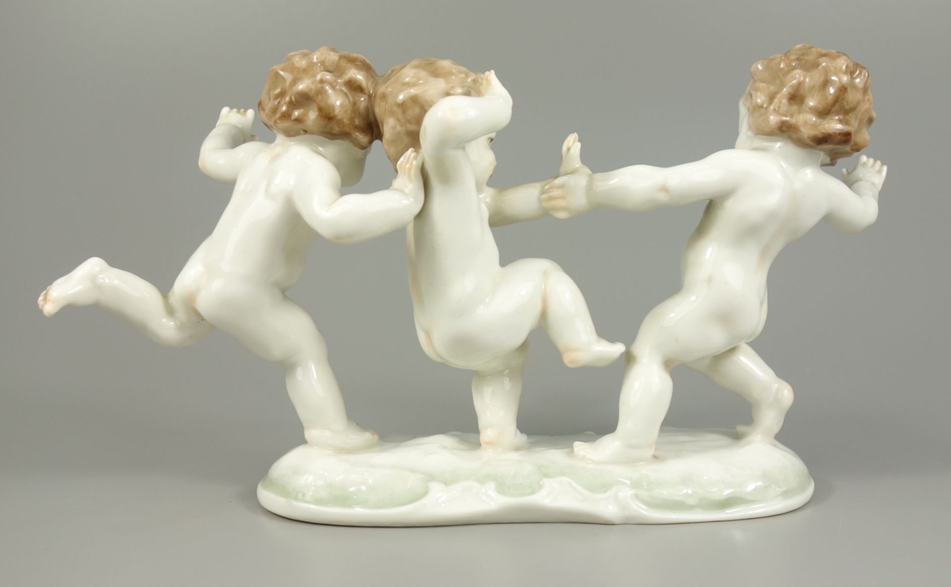 Putti-Figurengruppe, Entwurf Karl Tutter, Hutschenreuther, um 1920/30, H.11,5cm, pastellfarben - Bild 2 aus 3