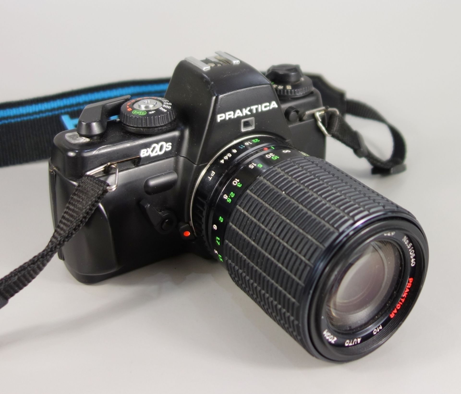 Praktica BX 20s, analoge Spiegelreflexkamera, 1990er Jahre, mit Objektiv Praktika MC Auto Zoom 1:4,
