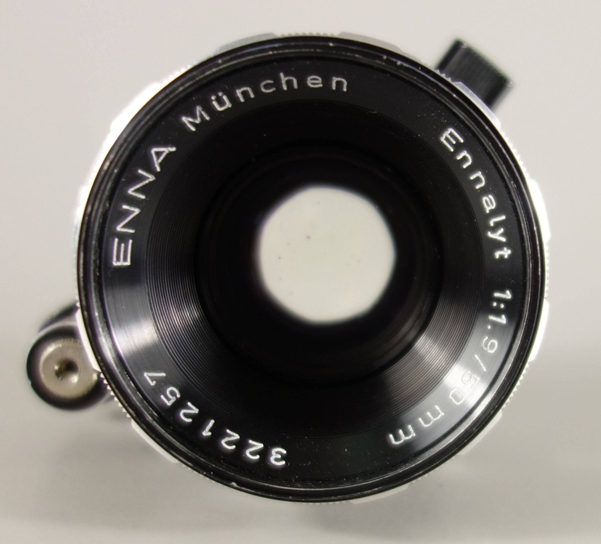 Objektiv Enna München Ennalyt 1:1,9/50 mm, Serien-Nr. 3221257, mit Verunreinigungen, aus