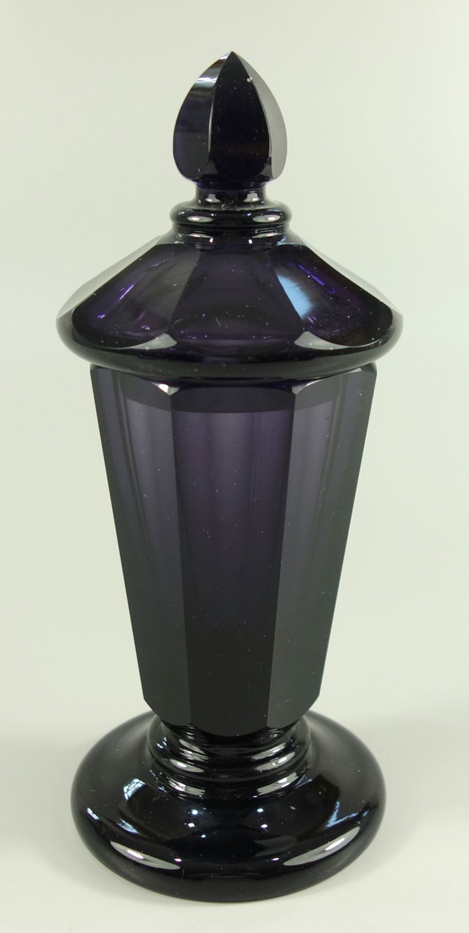 Deckelpokal, attr. Ludwig Moser, Karlsbad, um 1915/20, H.14,5cm, violettes Glas, massiver