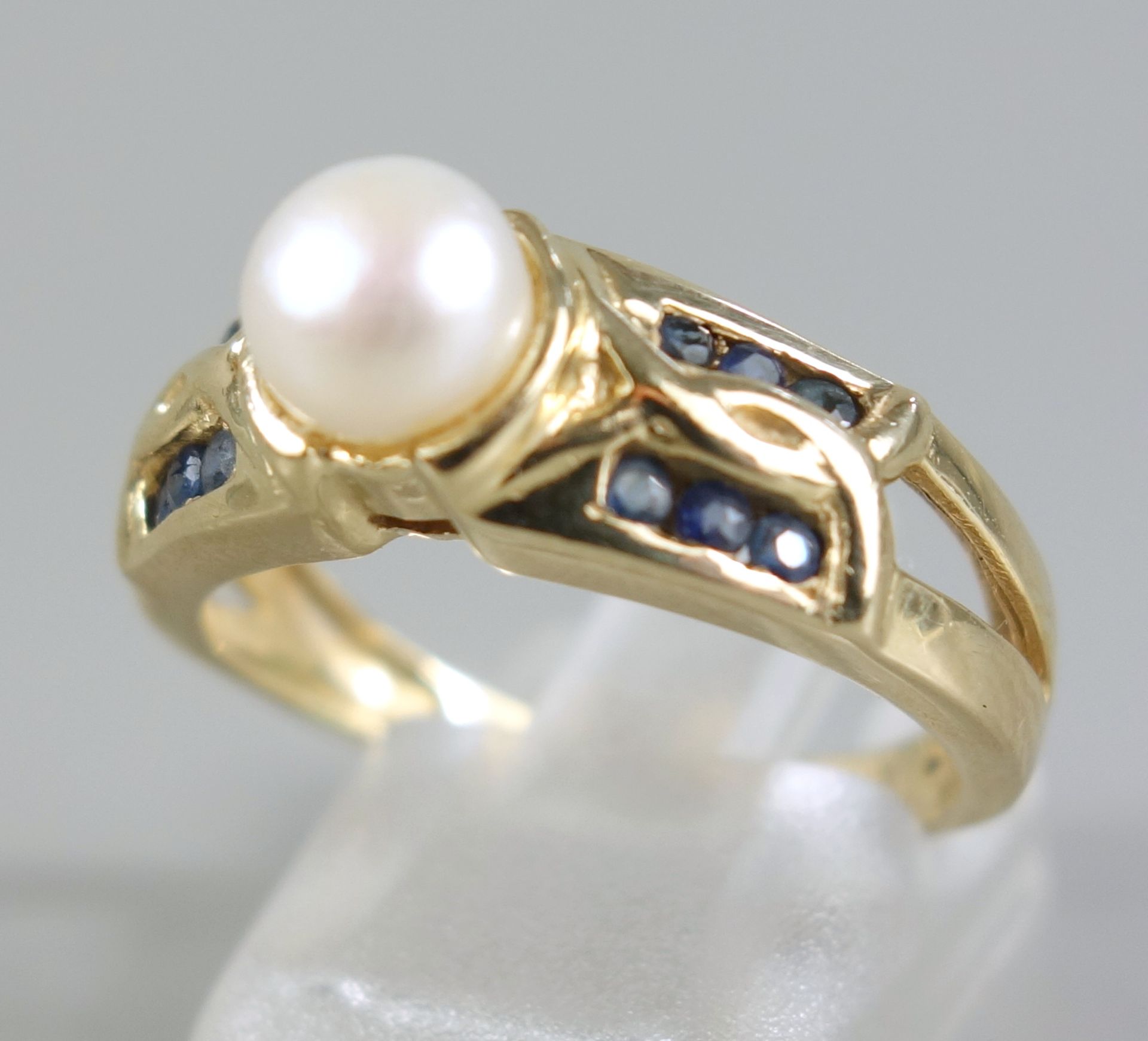 Ring mit Perle und 12 Saphiren, 585er Gold, Gew.4,15g, weiße Perle, D.6mm, zwischen jeweils 6