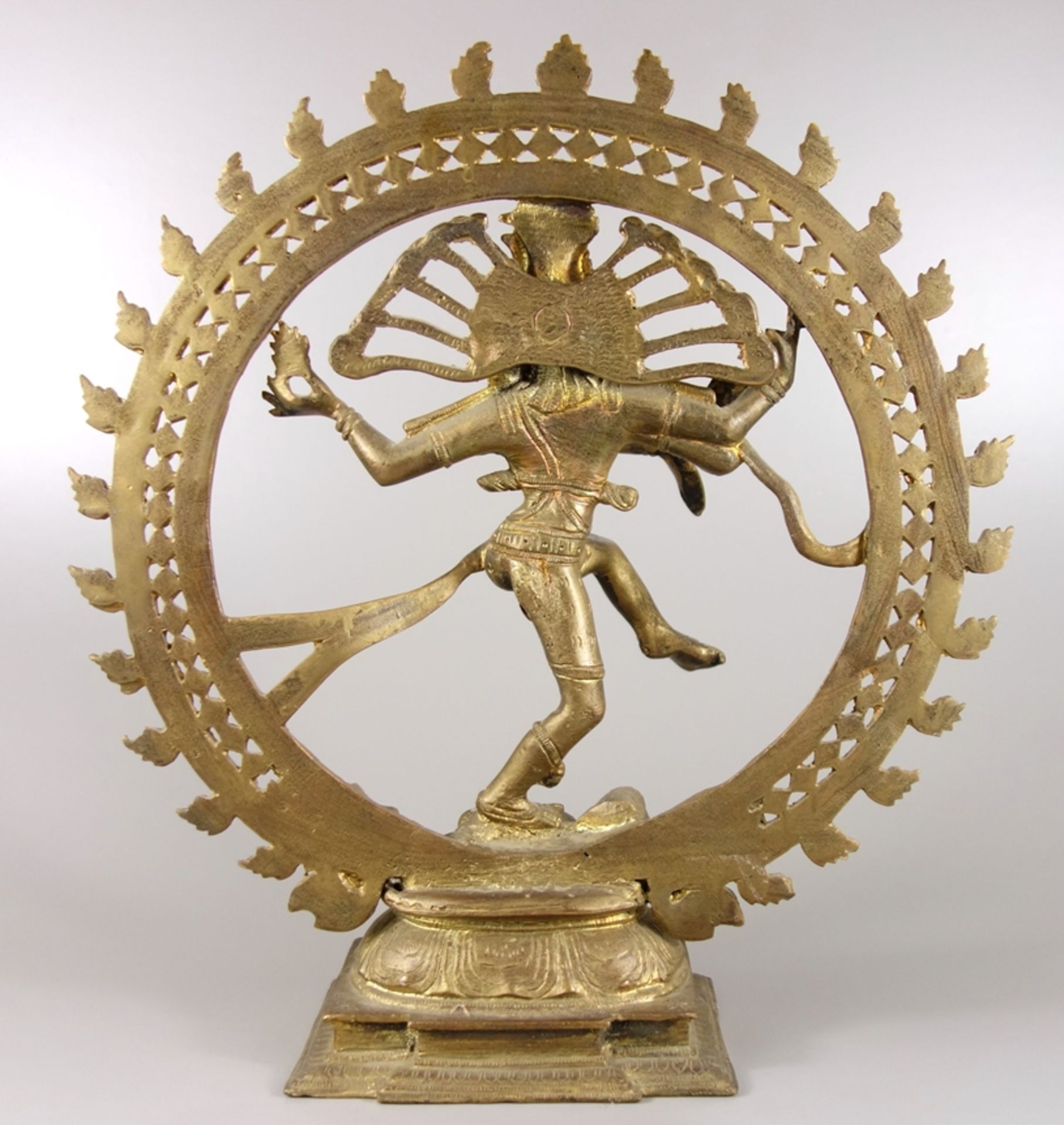 Shiva Nataraja, Nepal, Ende 19. /Anf. 20.Jh., Messingguss, vergoldet, Shiva als Nataraja tanzend auf - Bild 2 aus 3