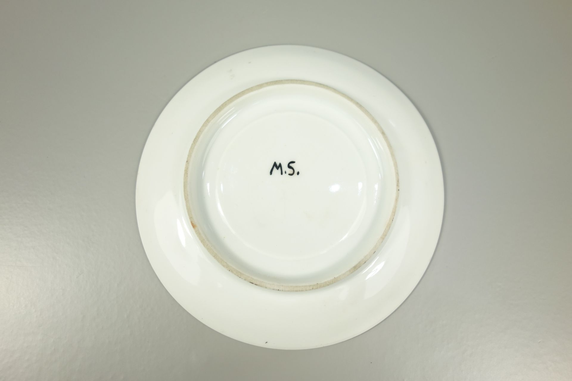 Tasse mit Untertasse, Handmalerei im asiatischen Stil, signiert "M.S.", um 1930, Tasse mit - Bild 3 aus 3