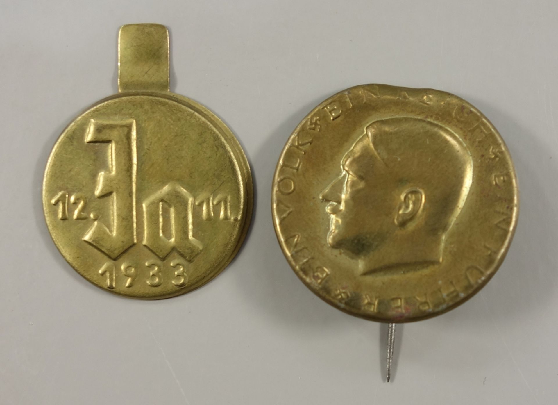 2 NSDAP-Propaganda-Anstecker, 1933, Hitlerporträt "Ein Volk-ein Reich-ein Führer" und "Ja", 12.11.