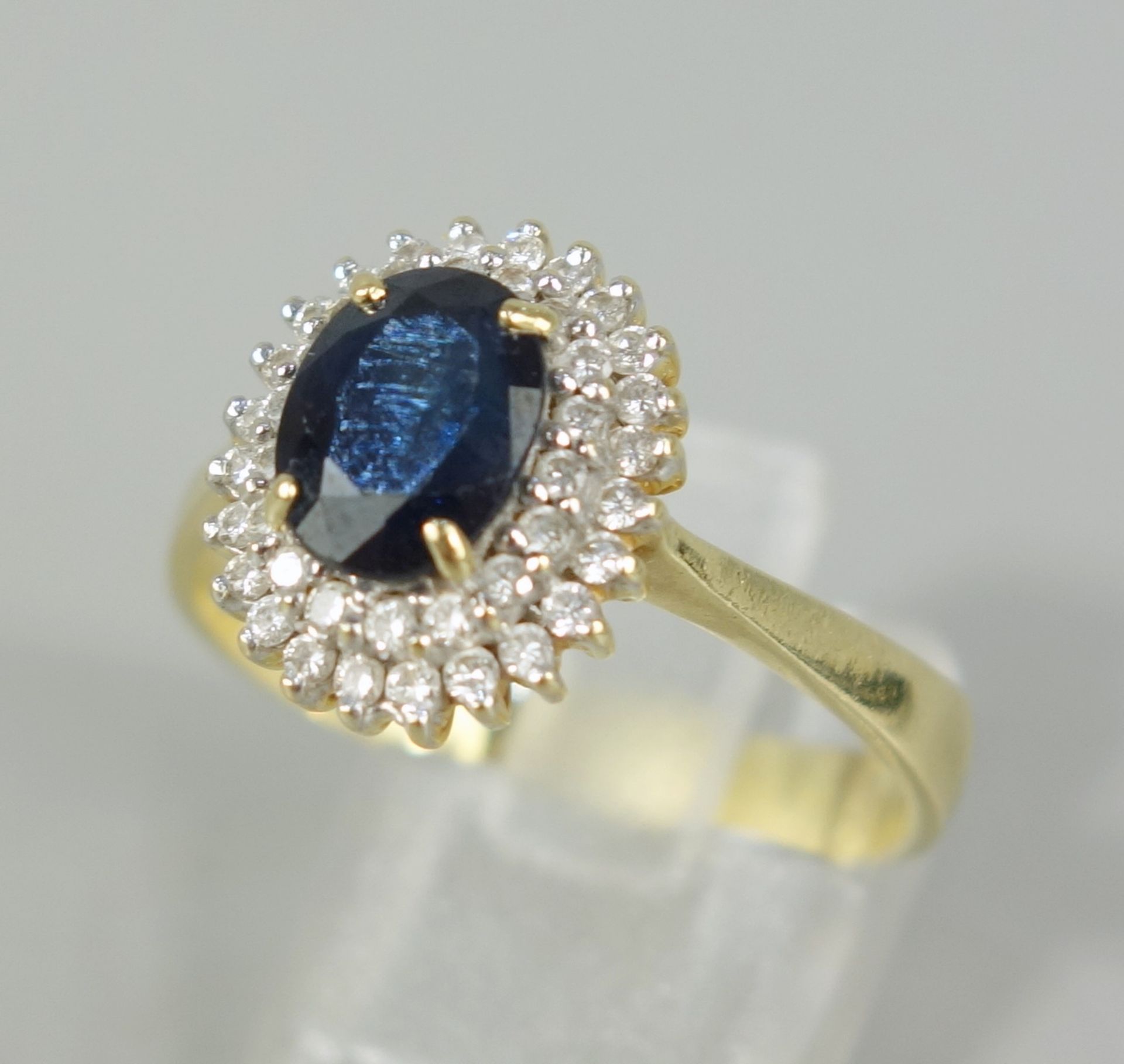 Saphir-Brillant-Ring, 750er Gold, Gew.5,36g, ovaler, facettierter Saphir, umrahmt von 44
