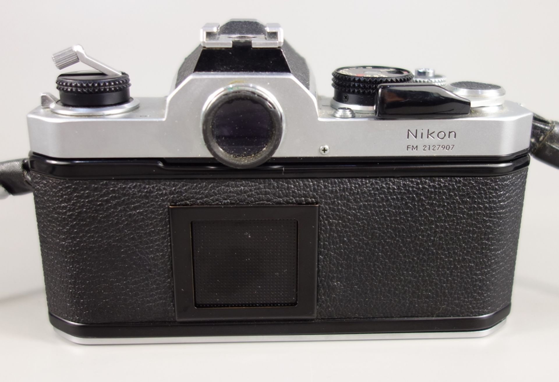 Nikon FM, Spiegelreflexkamera, späte 1970er Jahre, Serien-Nr. 2127907, Rückwand gelockert, sonst - Bild 3 aus 5