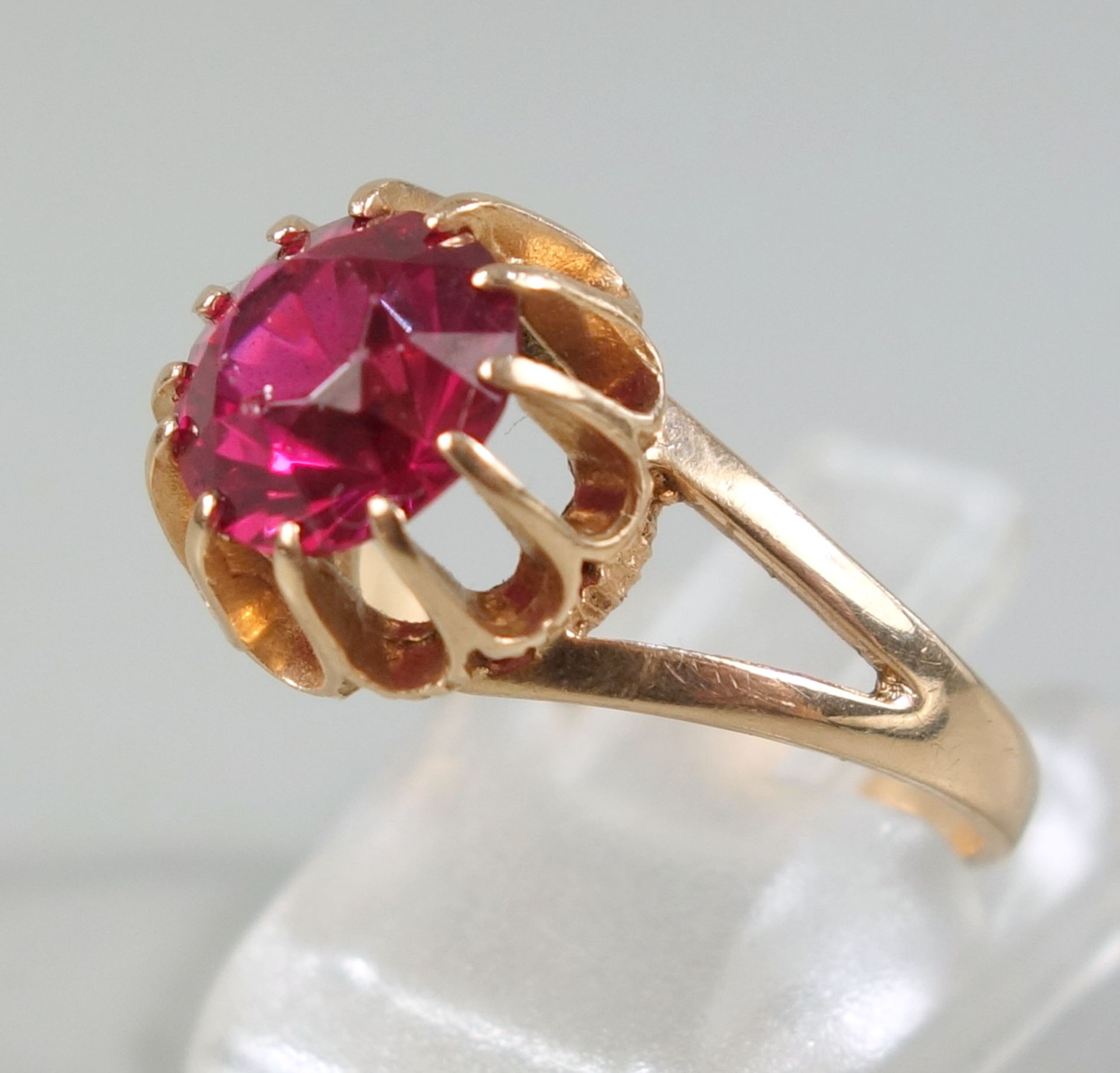 Ring mit rubinrotem Stein, 583er Rotgold, Gew.3,63g, runder, facettierter Stein in Krappenfassung,